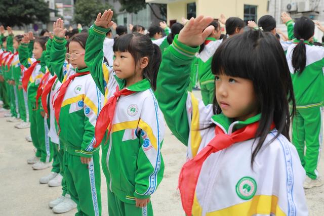 先锋队 土家族 湘西 中国 苗族 吉首 少年小学 少先队 入队 学生 仪式  红领巾 纪念  知识 教育 少先队知识