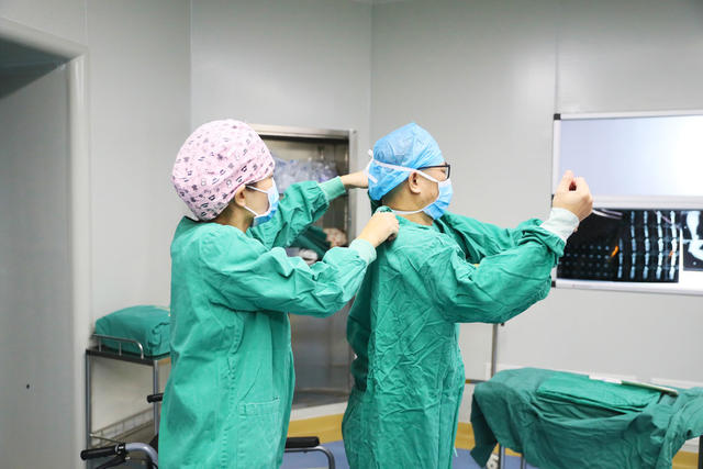 轮椅  医生  手术