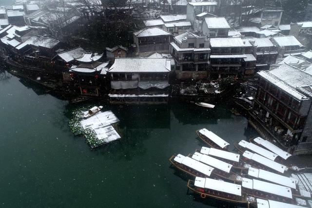 古城 湘西 土家族 建筑 苗族 凤凰 雪花 废物 粉妆玉砌 沱江 白色 面纱