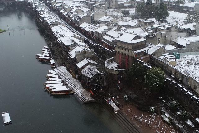 古城 湘西 土家族 建筑 苗族 凤凰 雪花 废物 粉妆玉砌 沱江 白色 面纱