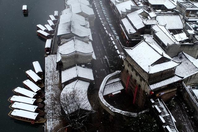 古城 湘西 土家族 建筑 苗族 凤凰 雪花 废物 粉妆玉砌 沱江 白色 面纱