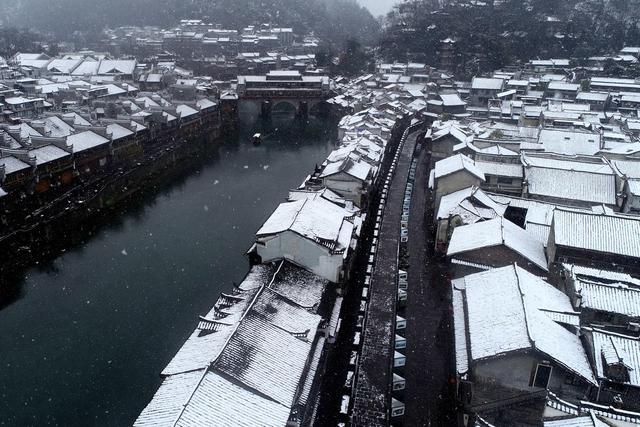 古城 湘西 土家族 建筑 苗族 凤凰 雪花 废物 粉妆玉砌 沱江 白色 面纱