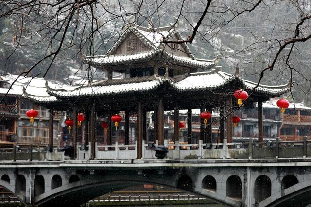 古城 湘西 土家族 建筑 苗族 凤凰 雪花 废物 粉妆玉砌 沱江 白色 面纱
