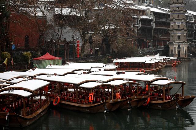 古城 湘西 土家族 建筑 苗族 凤凰 雪花 废物 粉妆玉砌 沱江 白色 面纱