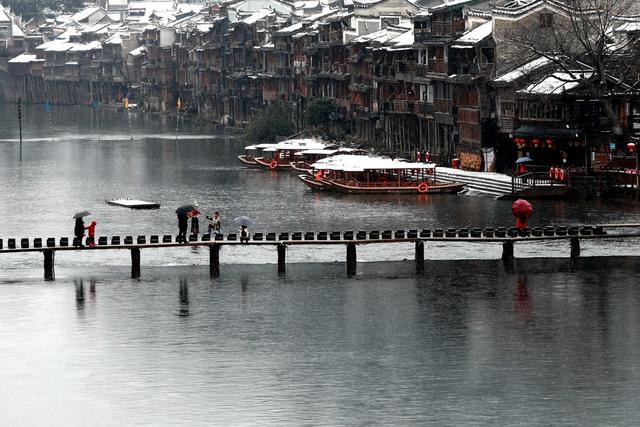 古城 湘西 土家族 建筑 苗族 凤凰 雪花 废物 粉妆玉砌 沱江 白色 面纱