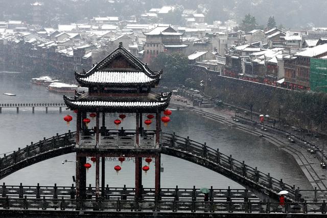 古城 湘西 土家族 建筑 苗族 凤凰 雪花 废物 粉妆玉砌 沱江 白色 面纱