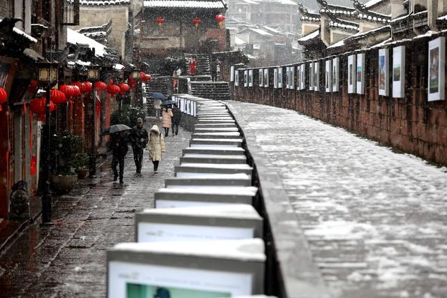 古城 湘西 土家族 建筑 苗族 凤凰 雪花 废物 粉妆玉砌 沱江 白色 面纱