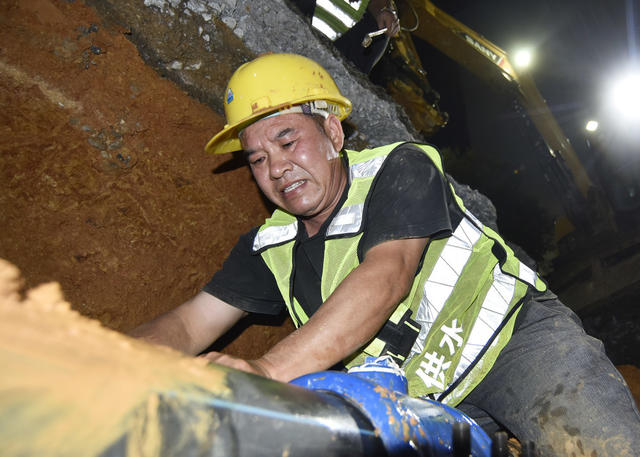 嘉禾：管道抢修保供水