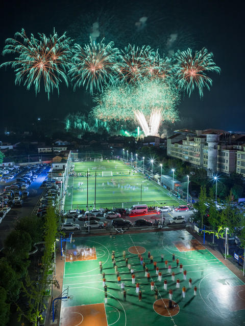 烟花  球场  夜晚  足球  广场舞