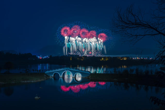 烟花  夜景  桥  湖  水面