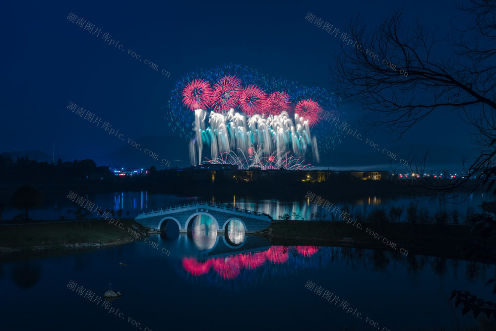 烟花  夜景  桥  湖  水面