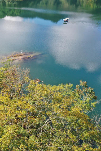 湘西 龙山 水库 秋色 湖水 蓝天 白云 船儿 