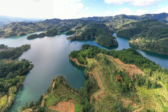 湘西 龙山 水库 秋色 湖水 蓝天 白云 船儿 