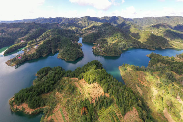 湘西 龙山 水库 秋色 湖水 蓝天 白云 船儿 