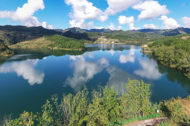湘西 龙山 水库 秋色 湖水 蓝天 白云 船儿 