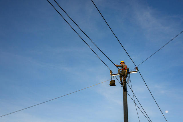致敬！架线工人
