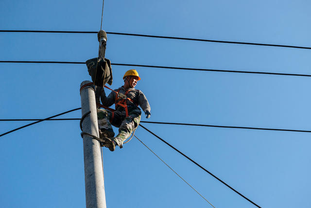 致敬！架线工人