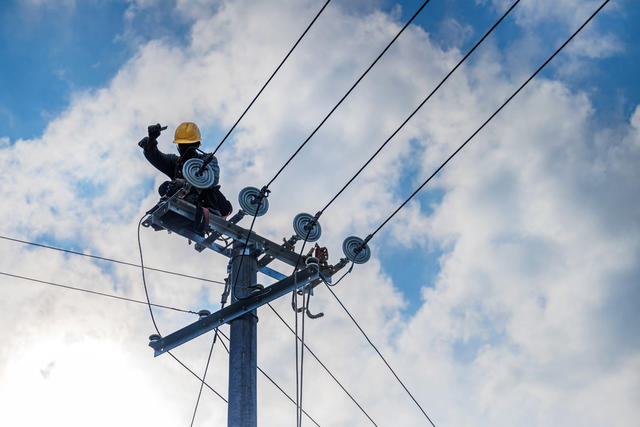 致敬！架线工人