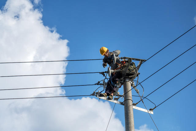 致敬！架线工人