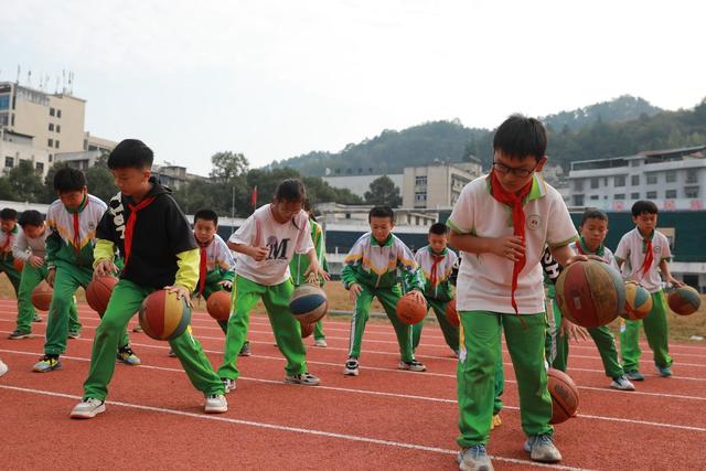 校园 土家族 湘西 学生 苗族 吉首 小学 篮球 体育 锻炼 运动  技巧 文体 体质 