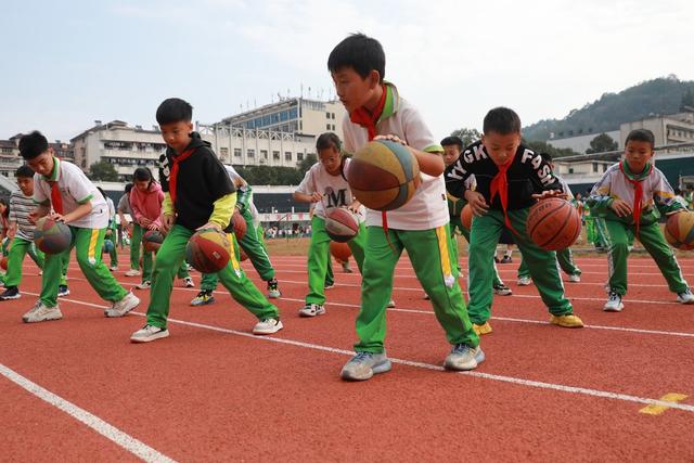 校园 土家族 湘西 学生 苗族 吉首 小学 篮球 体育 锻炼 运动  技巧 文体 体质 