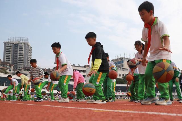 校园 土家族 湘西 学生 苗族 吉首 小学 篮球 体育 锻炼 运动  技巧 文体 体质 