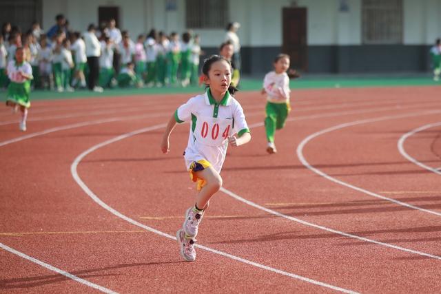 土家族 学生 跑步 苗族 小学 运动会 旱地龙舟 比赛 袋鼠跳 运动 快乐 体育 健康
