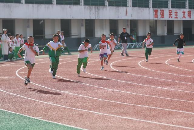 土家族 学生 跑步 苗族 小学 运动会 旱地龙舟 比赛 袋鼠跳 运动 快乐 体育 健康
