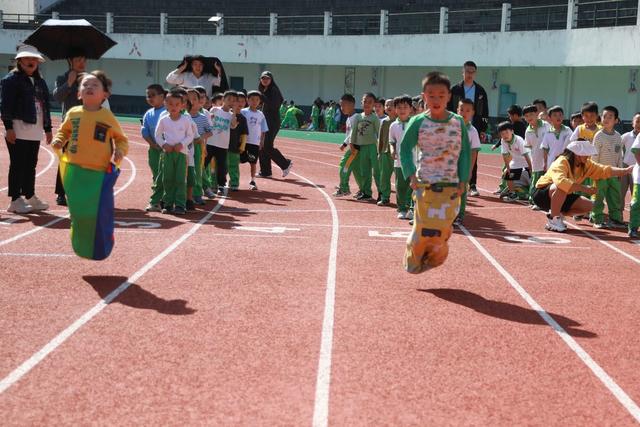 土家族 学生 跑步 苗族 小学 运动会 旱地龙舟 比赛 袋鼠跳 运动 快乐 体育 健康
