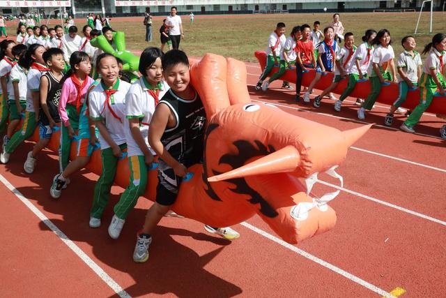 土家族 学生 跑步 苗族 小学 运动会 旱地龙舟 比赛 袋鼠跳 运动 快乐 体育 健康
