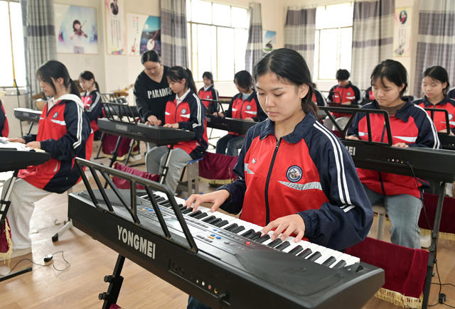 职业教育 人才市场,,学校,,学生,,就业,,,实践操作,校企合作,,,企业,,订单培训,