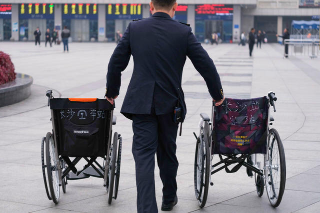 火车站，爱心服务，残障人士，雷锋精神，客运员