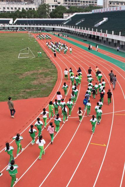 双减  素质 教育 体育 锻炼 享受  运动 愉悦 增强 体质 小学