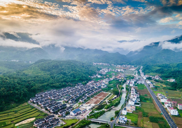 移民新村 美丽乡村 黄桃基地 乡村振兴 白鹭成群 大棚基地 高铁 飞驰