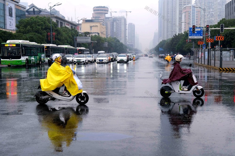 下雨，气温，游客，