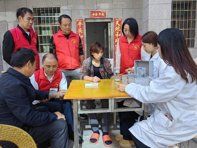 洪桥街道社区卫生服务中心签约医生“上门医助”服务百姓