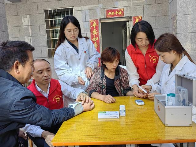 洪桥街道社区卫生服务中心签约医生“上门医助”服务百姓
