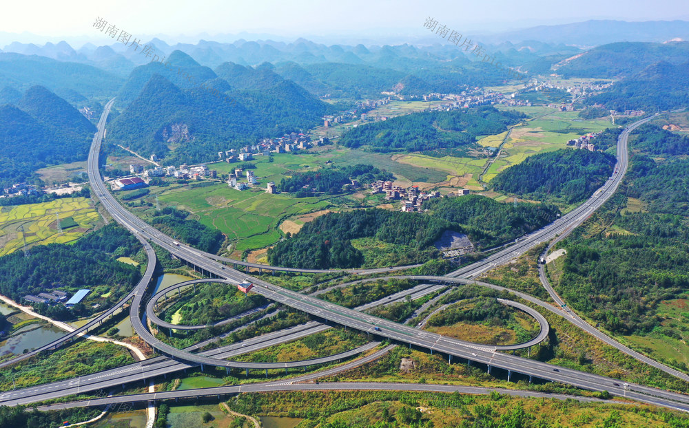 蓝山：路畅景美