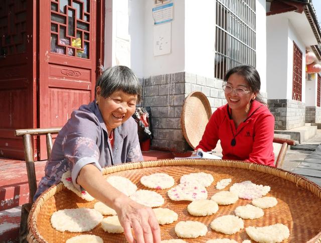 带着妈妈驻村的“第一书记”