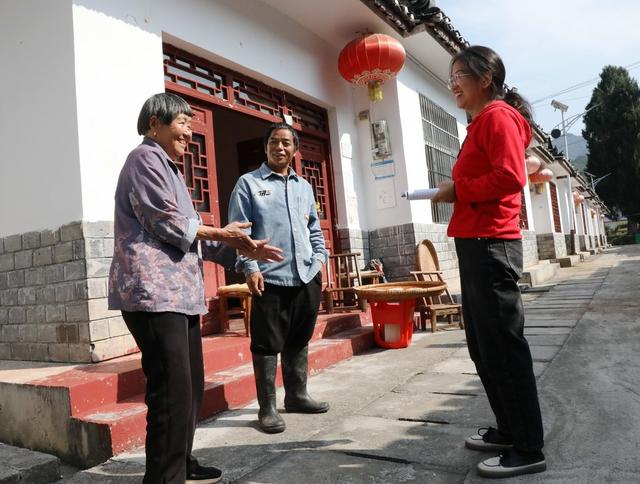 带着妈妈驻村的“第一书记”