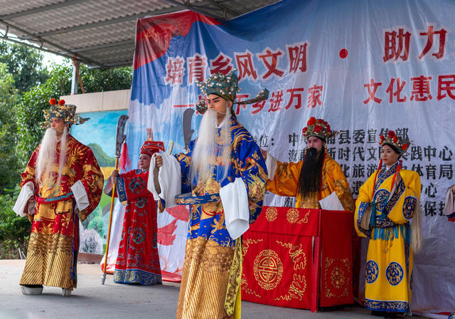 送戏下乡 