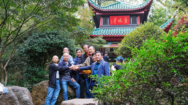 爱晚亭，秋色宜人，游人如织