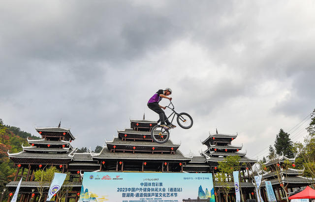 小轮车空中极限表演