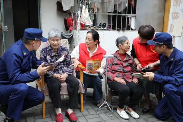 宣讲秋冬季节防火知识,消防员,119消防宣传月,老年弱势群体