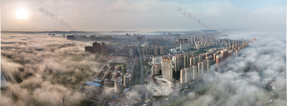 2023年11月6日澧县县城上空出现平流雾，整个县城云雾缭绕，美轮美奂。杨翠辉摄于湖南澧县。
