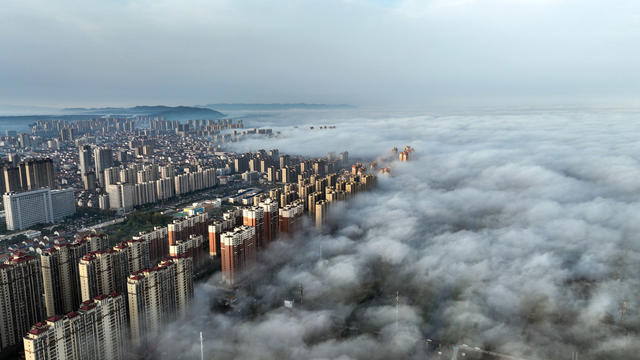2023年11月6日澧县县城上空出现平流雾，整个县城云雾缭绕，美轮美奂。杨翠辉摄于湖南澧县。