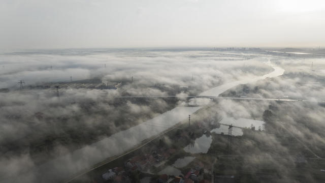 2023年11月6日澧县县城上空出现平流雾，整个县城云雾缭绕，美轮美奂。杨翠辉摄于湖南澧县。