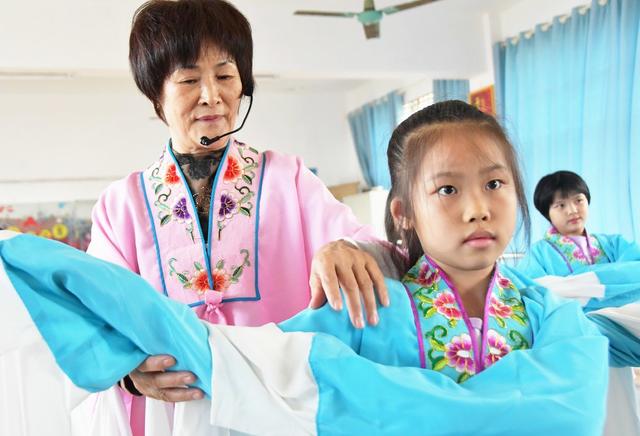  学京剧  传非遗