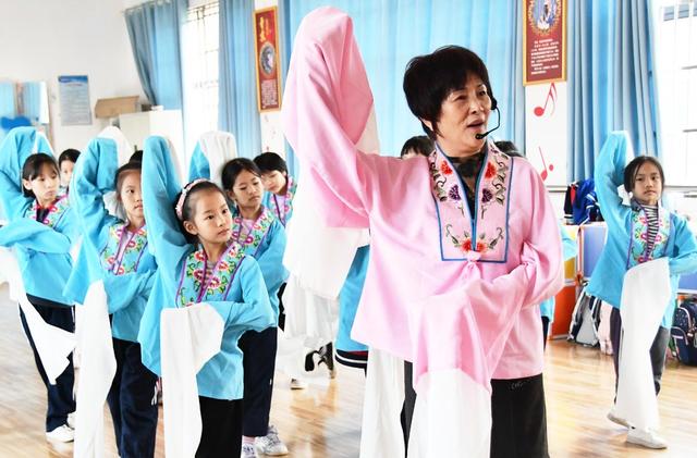  学京剧  传非遗