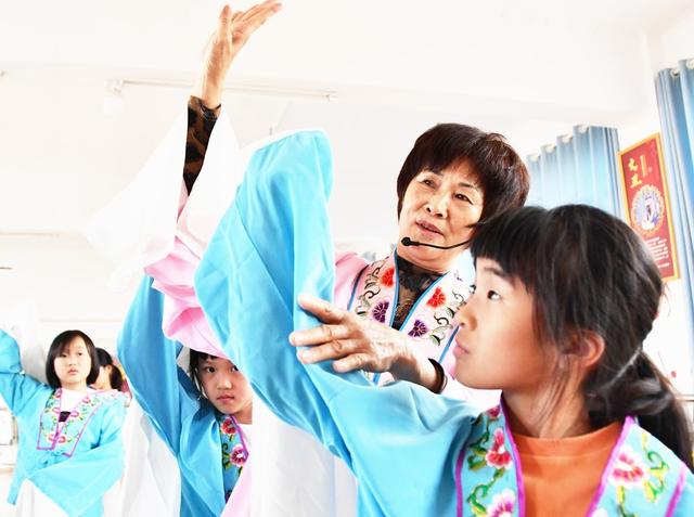  学京剧  传非遗